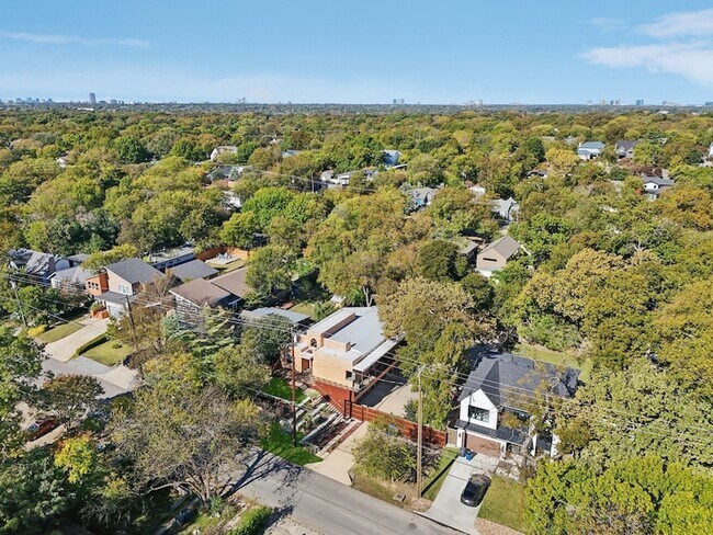 Building Photo - 8635 San Leandro Dr