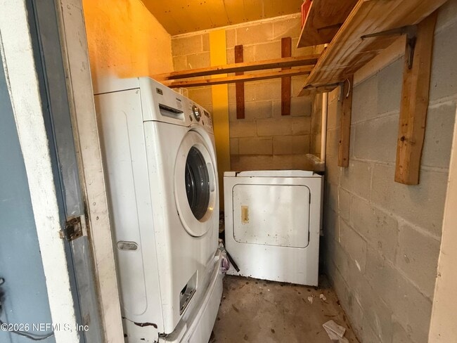 Building Photo - 2943 Bayshore Dr E