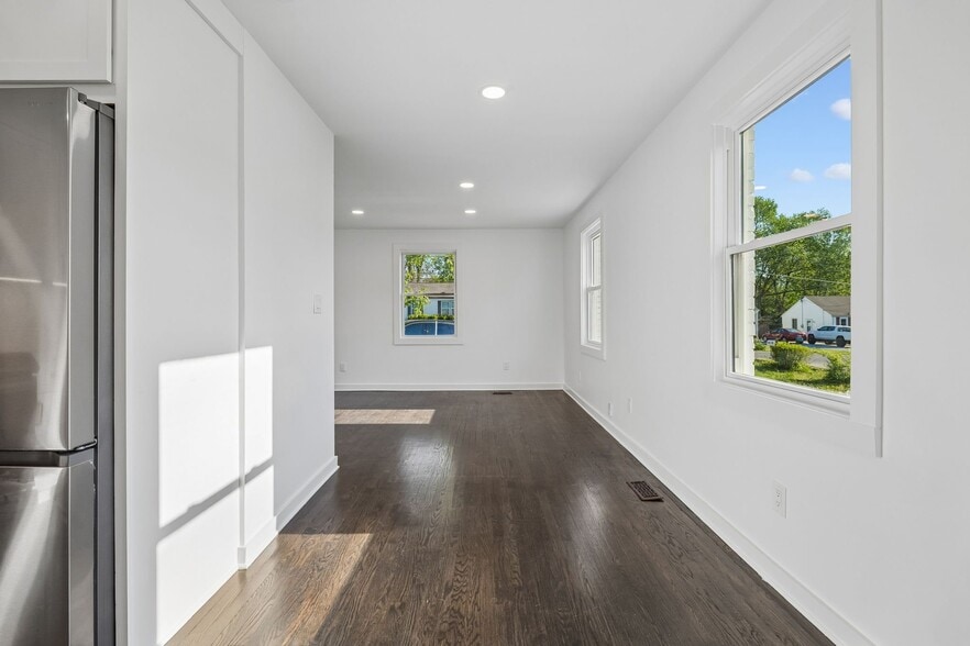 Building Photo - 902 Broadmoor Dr