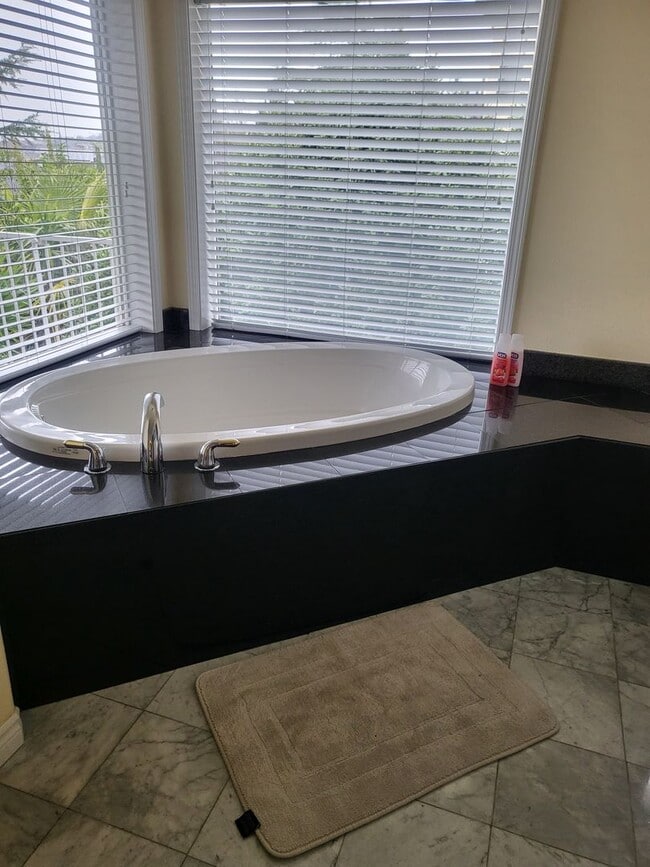 Building Photo - 5 bed 3 bath