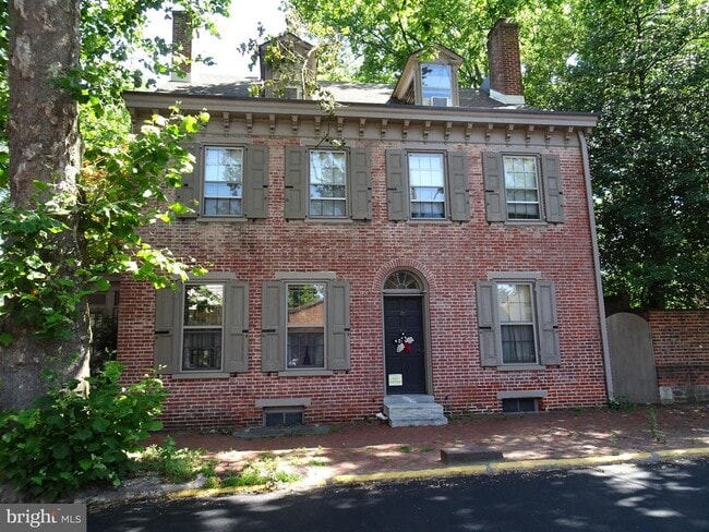 Building Photo - 411 Delaware St