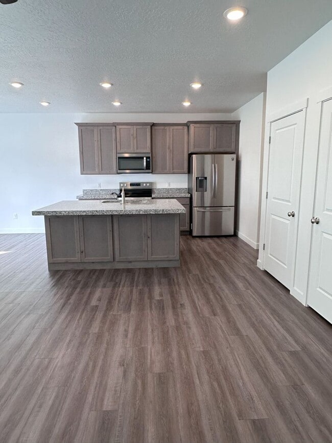 Building Photo - BEAUTIFUL 3-BEDROOM 2.5 BATH TOWNHOME FOR RENT