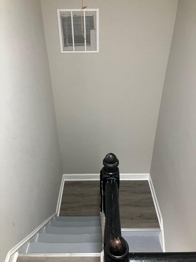 Building Photo - 7 Bedrooms 3.5 Bathrooms