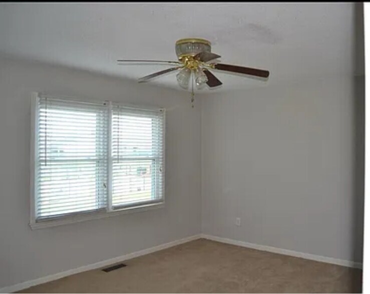 Building Photo - 21899 Williamsburg Dr