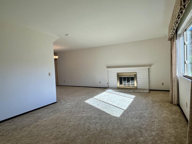 Building Photo - 3105 Blenkarne Dr