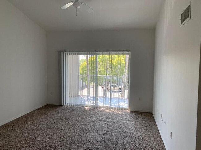 Building Photo - Cozi, breezy condo unit.