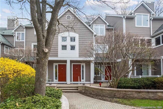 Primary Photo - 453 E Putnam Ave