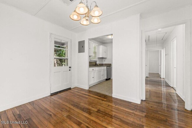 Building Photo - Charming Updated Cottage in Old Biloxi!