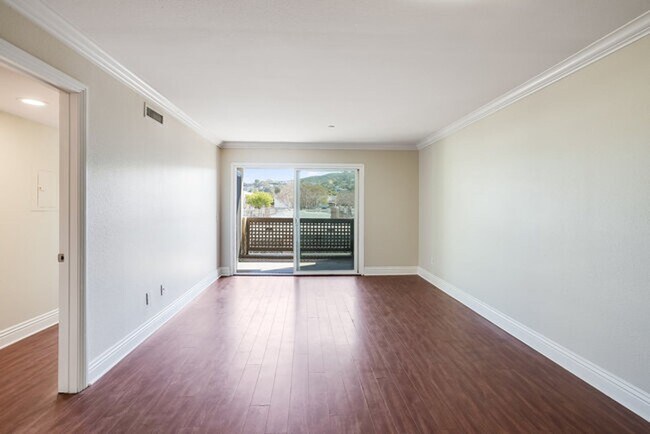 Building Photo - Beautiful 2 Bedroom 2 Bathroom Condo in La...
