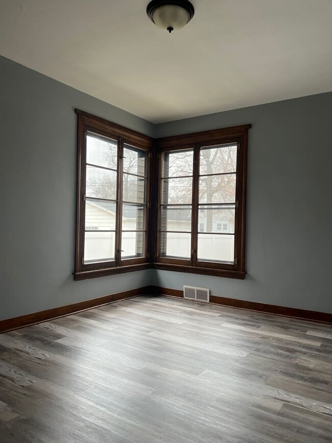 Building Photo - 3 Bedroom 2 Bathroom House in Lansing !!!!...