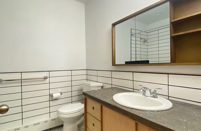 Building Photo - 2727 Oakdale Dr