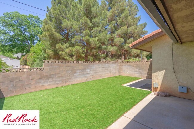 Building Photo - Newly Remodeled 3 Bedroom Townhome. Small ...