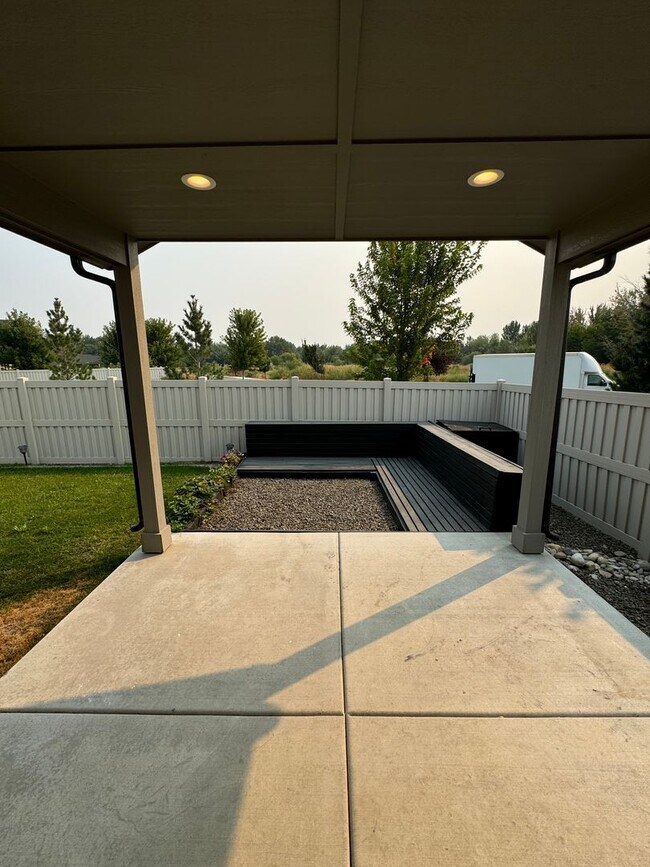 Building Photo - Charming 3-bedroom, 2-bathroom home locate...