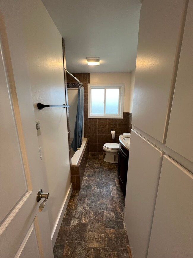 Building Photo - Quincy Country Living!