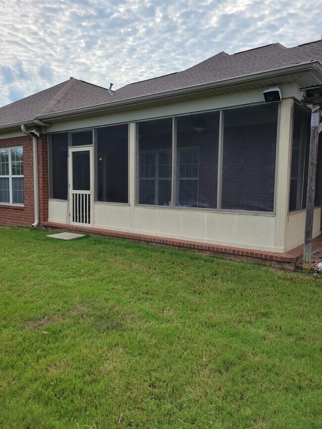 Building Photo - 37 Christmas Dr