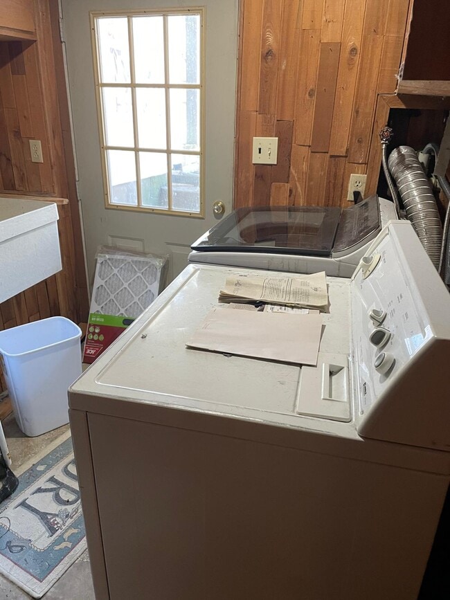 Building Photo - 518 Rita Dr