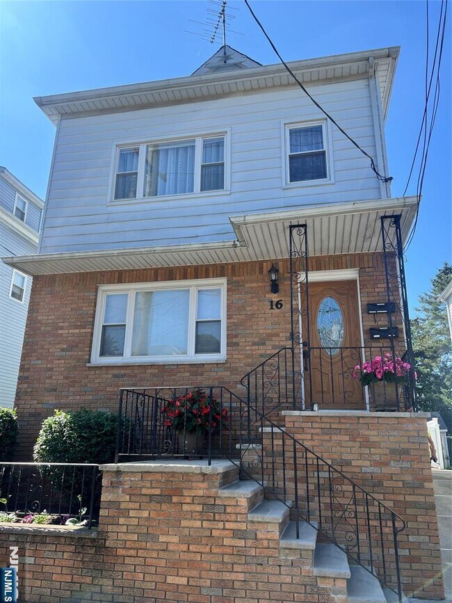 Primary Photo - 16 Lanza Ave