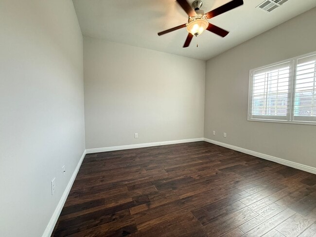 Building Photo - 132 Dunblane St