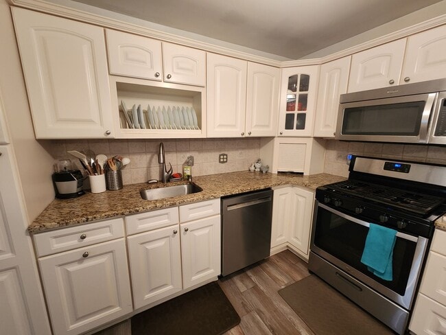 Building Photo - Beautiful 3-bedroom, 1.5-bathroom split-le...