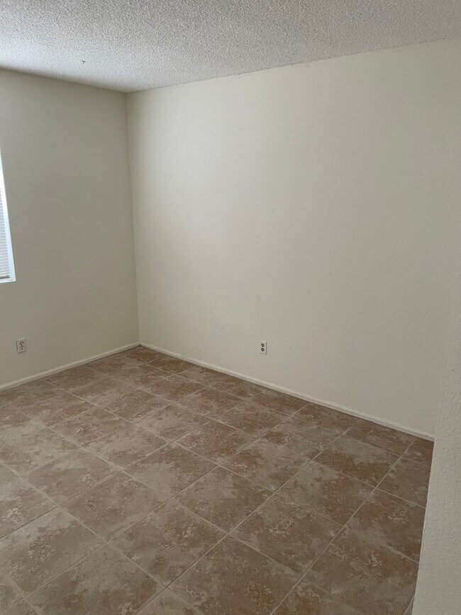 Building Photo - Charming 3 bed 2 bath single level home with RV Gate