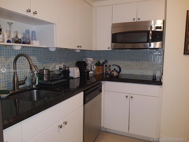 Building Photo - 801 Brickell Bay Dr