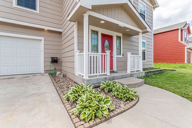 Building Photo - Spacious single family home