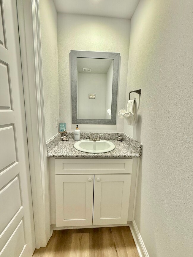 Building Photo - 1007 Middle Ln