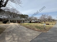 Building Photo - Newly remodeled split level home in nice n...