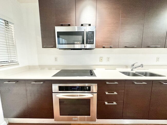 Building Photo - Tastefully furnished 1bed/1bath in the hea...