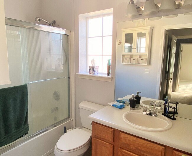 Building Photo - Like New 2 Bedroom Townhome In Louisiana P...
