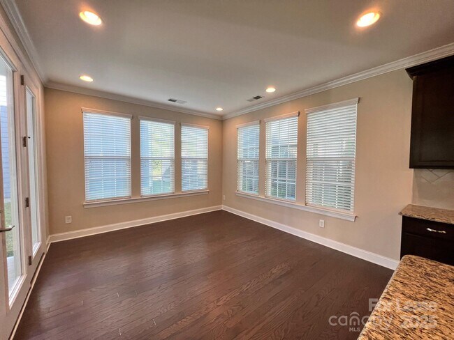Building Photo - 15531 Laverack Ln