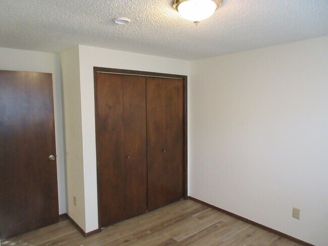 Building Photo - Spacious Two Bedroom Duplex