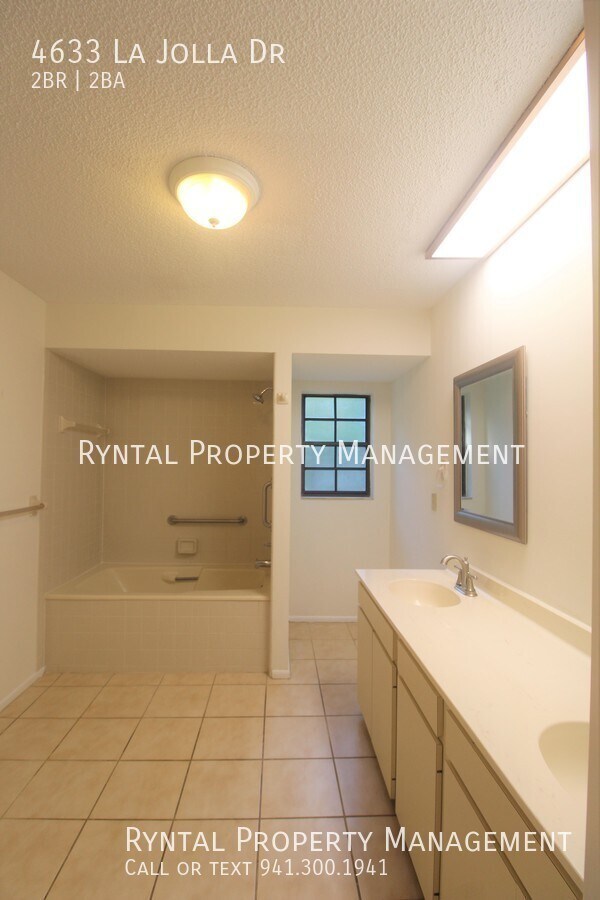 Building Photo - 4633 La Jolla Dr