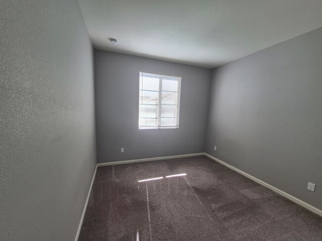 Building Photo - 4 Bedroom 2.5 bath Available now