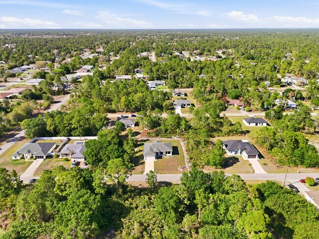 Building Photo - 825 Carbon St E