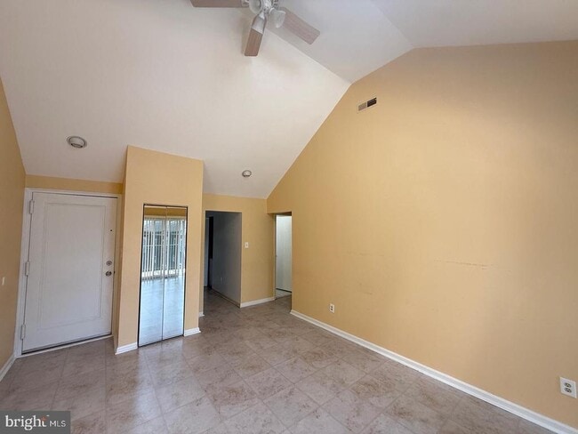 Building Photo - 922 Montgomery Ave