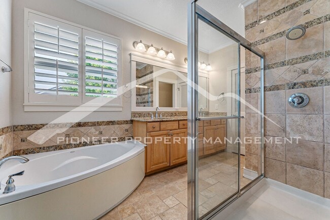 Building Photo - Gorgeous Home with Central AC and Washer/Dryer