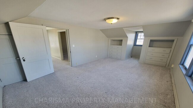 Building Photo - Cozy & Quaint 3 Bedroom House With Lots of Extras!