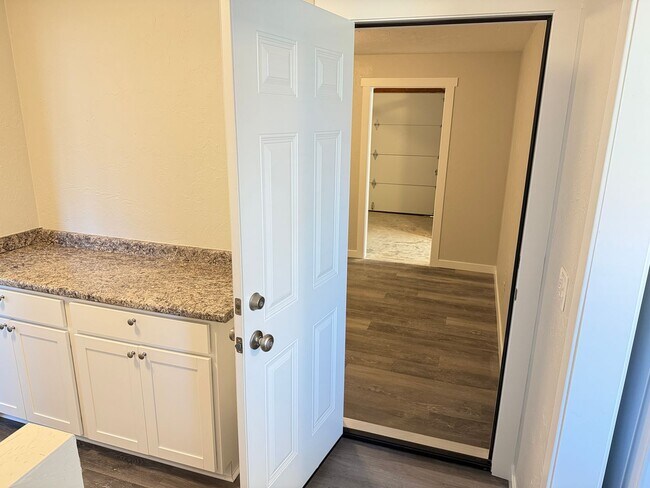 Building Photo - New 2 bed 1 1/2 bath duplex in Springfield!