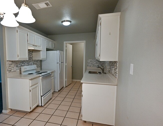 Building Photo - 2 Bed, 2 Bath Duplex Decatur TX