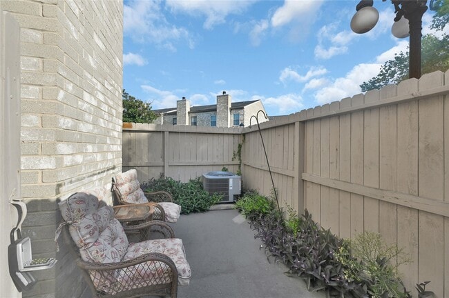 Building Photo - 2860 Holly Hall St