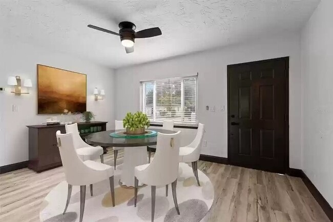 Staged Sunroom - 9511 N Dartmouth Ave
