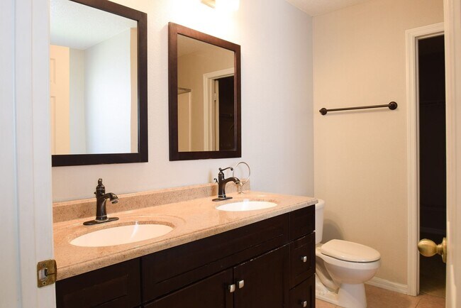 Building Photo - Comfortable 4/2.5 Home at Waterford Trails...