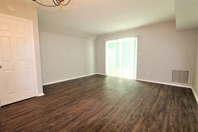 Building Photo - 2 Bedroom Townhome in Cotswold!