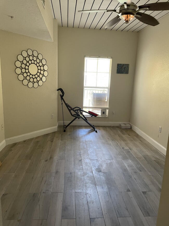 Building Photo - 2410 W Azeele St