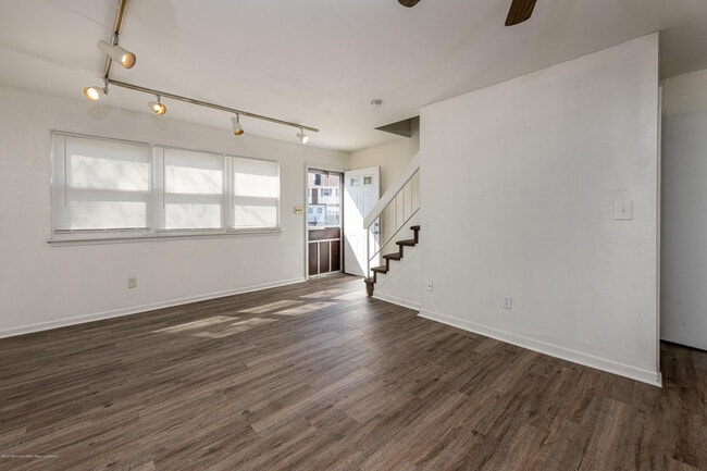 Building Photo - 140 Primrose Ln