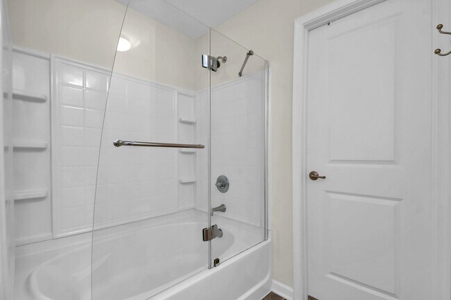 Building Photo - Spacious 3 Bedroom Home with Loft, Elegant...