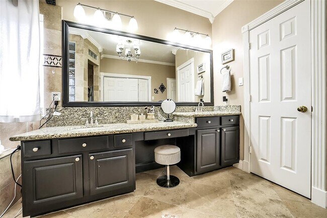 Building Photo - 3711 Pinehurst Dr
