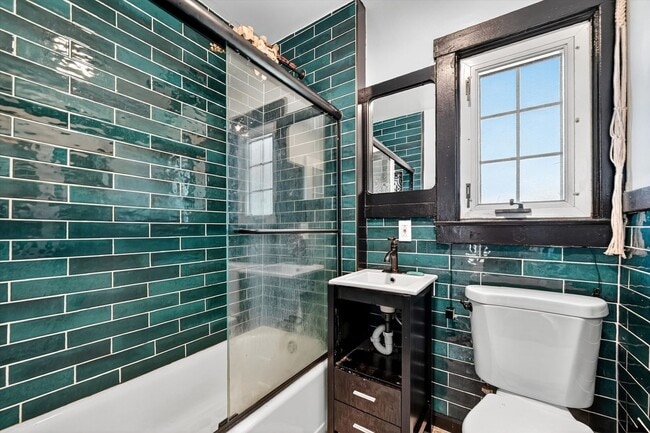 Building Photo - OPEN HOUSE on Sunday Feb 15th from 12 - 2 PM  Turn-key Ready 3 BR 1 BA in Newburgh, NY -$2950