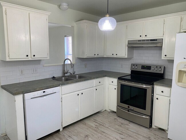 Building Photo - 3/2/2 Cozy Brick Home in South Lubbock!